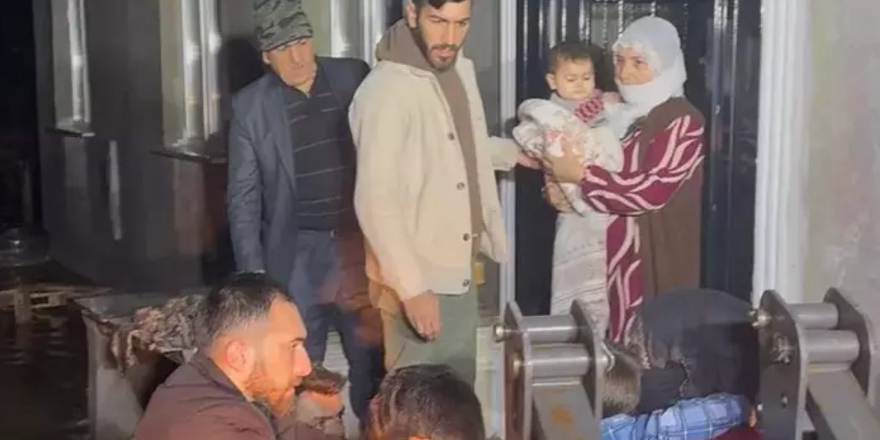 Manisa'yı sel vurdu: Mahsur kalan 11 kişilik aile kurtarıldı