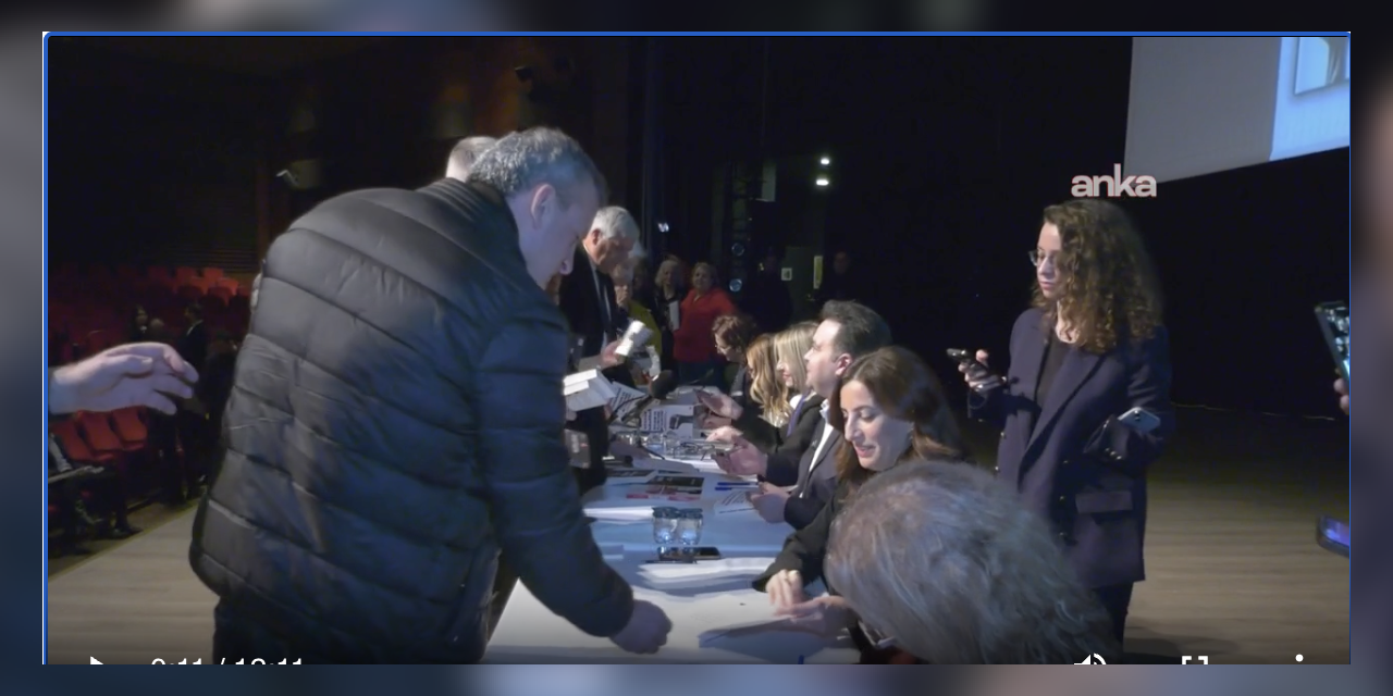 Merdan Yanardağ ve Buğra Gökce için Beşiktaş’ta dayanışma imza günü: Kitapları eşleri imzaladı