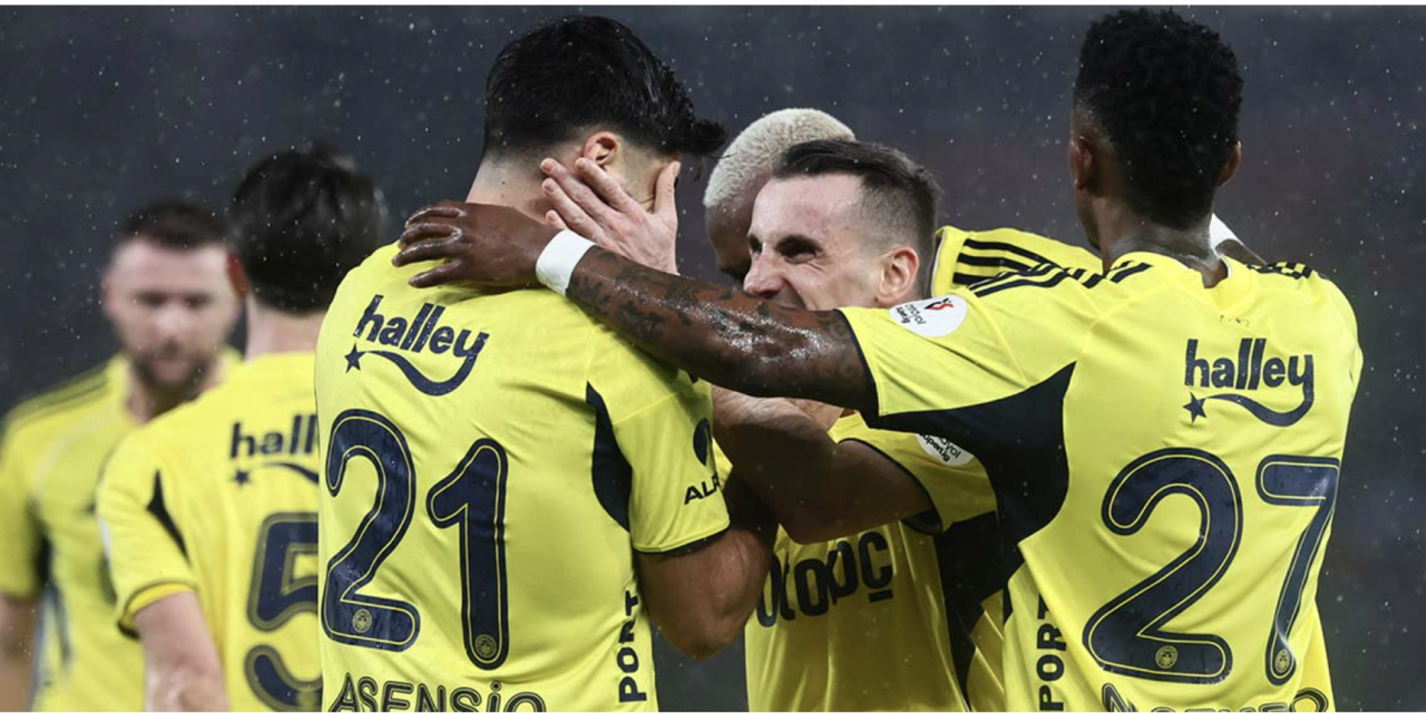 Trabzonspor-Fenerbahçe derbisinde goller peş peşe geldi! 5 gollü maçta kazanan Fenerbahçe oldu