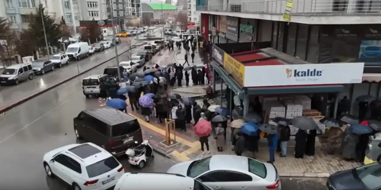 Günün fotoğrafı: Yağmur altında yine kuyruk!