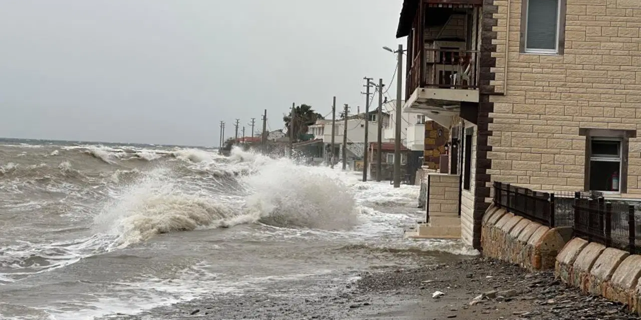 Ayvacık'ta sahil kesimi sular altında kaldı: Tekne karaya sürüklendi