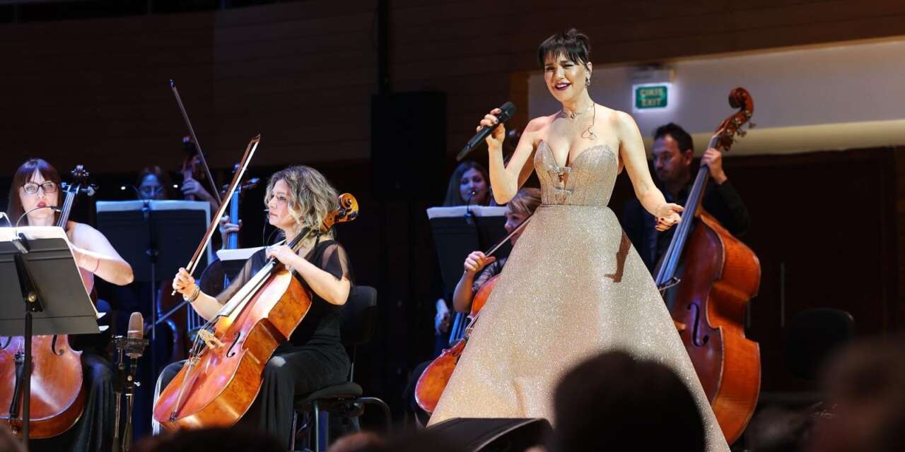 Şevval Sam İzmir’de sahnede yönetime geçti, şef Yazıcı bu kez şarkı söyledi