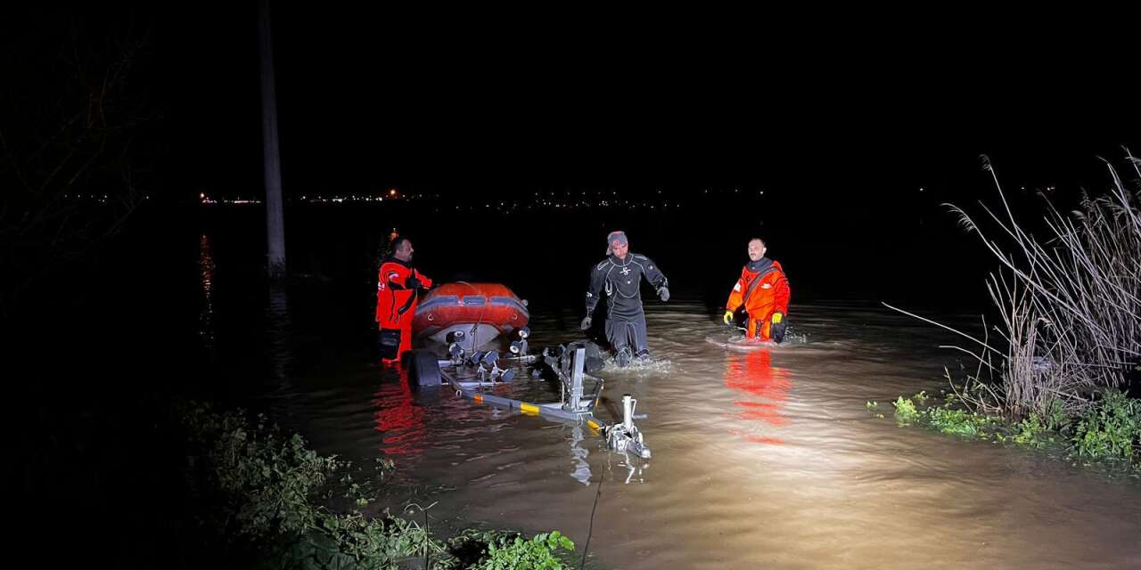 Sel suları tavuk çiftliğini bastı: İtfaiye gece boyunca hayvanları kurtarmak için çalıştı