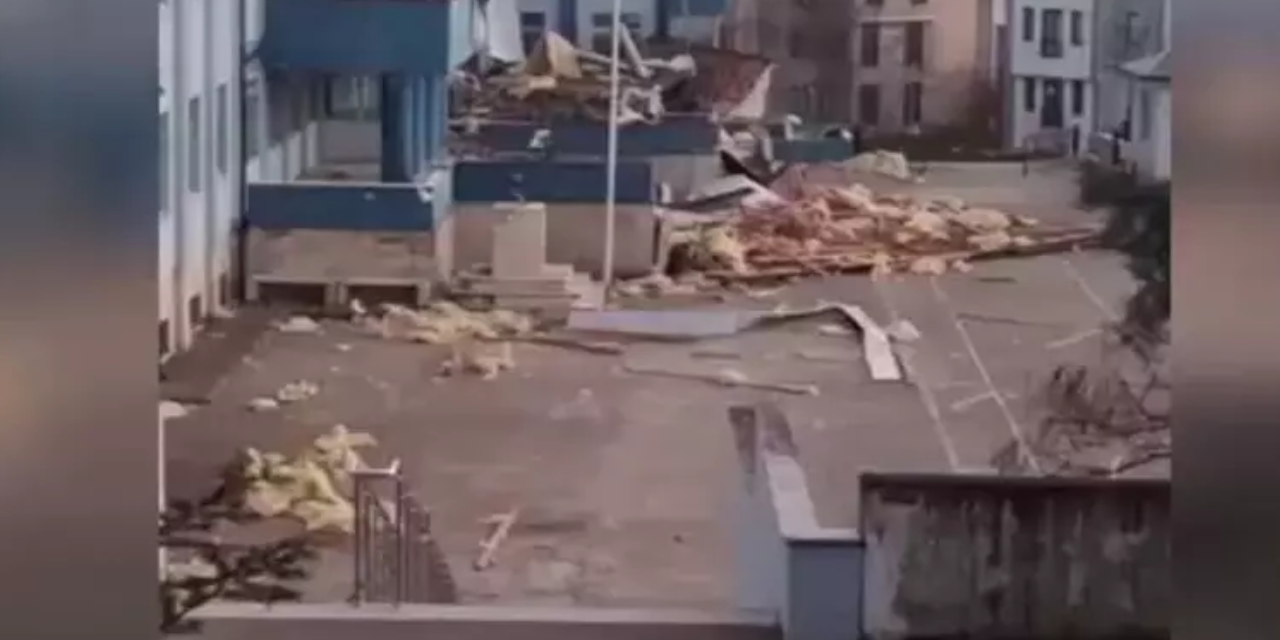 Düzce'de kuvvetli rüzgar: Lisenin çatısı uçtu! Eğitime ara verildi