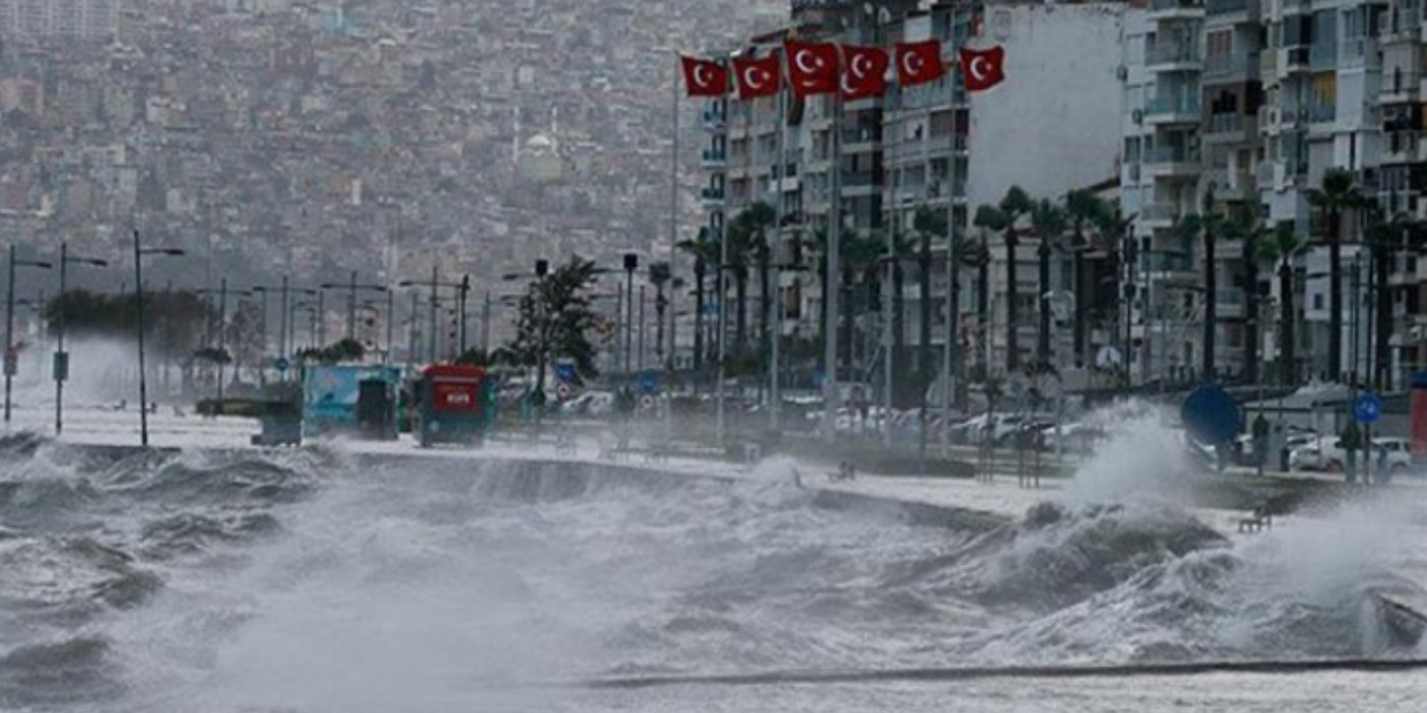 İzmir'de 50 yılda bir görülen tablo! Dalgalar 1 metreye ulaştı: Salı gününe dikkat...
