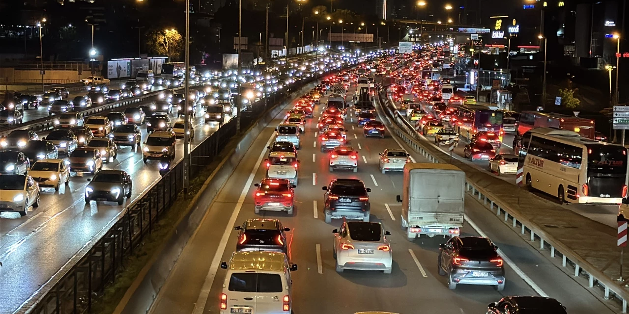 İstanbul'da trafik durma noktasında: Yoğunluk yüzde 90'ı gördü