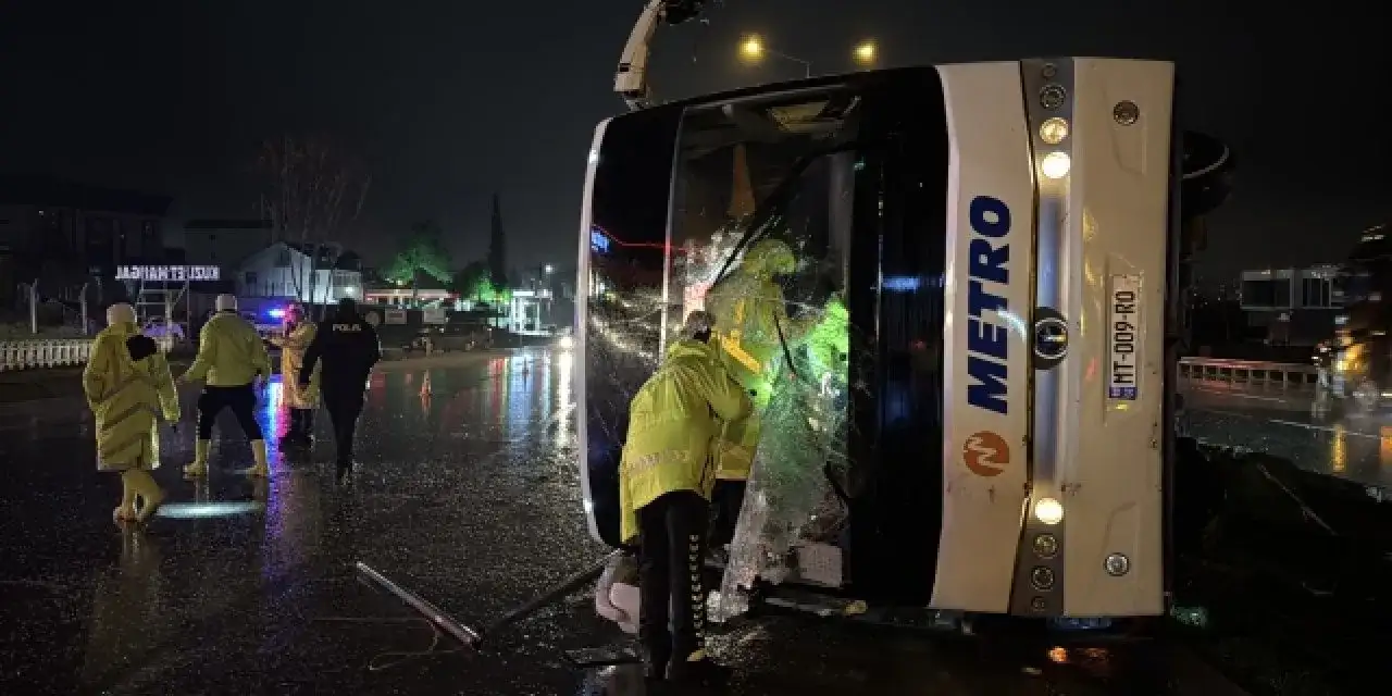 Yolcu otobüsü devrildi: Yaralılar var