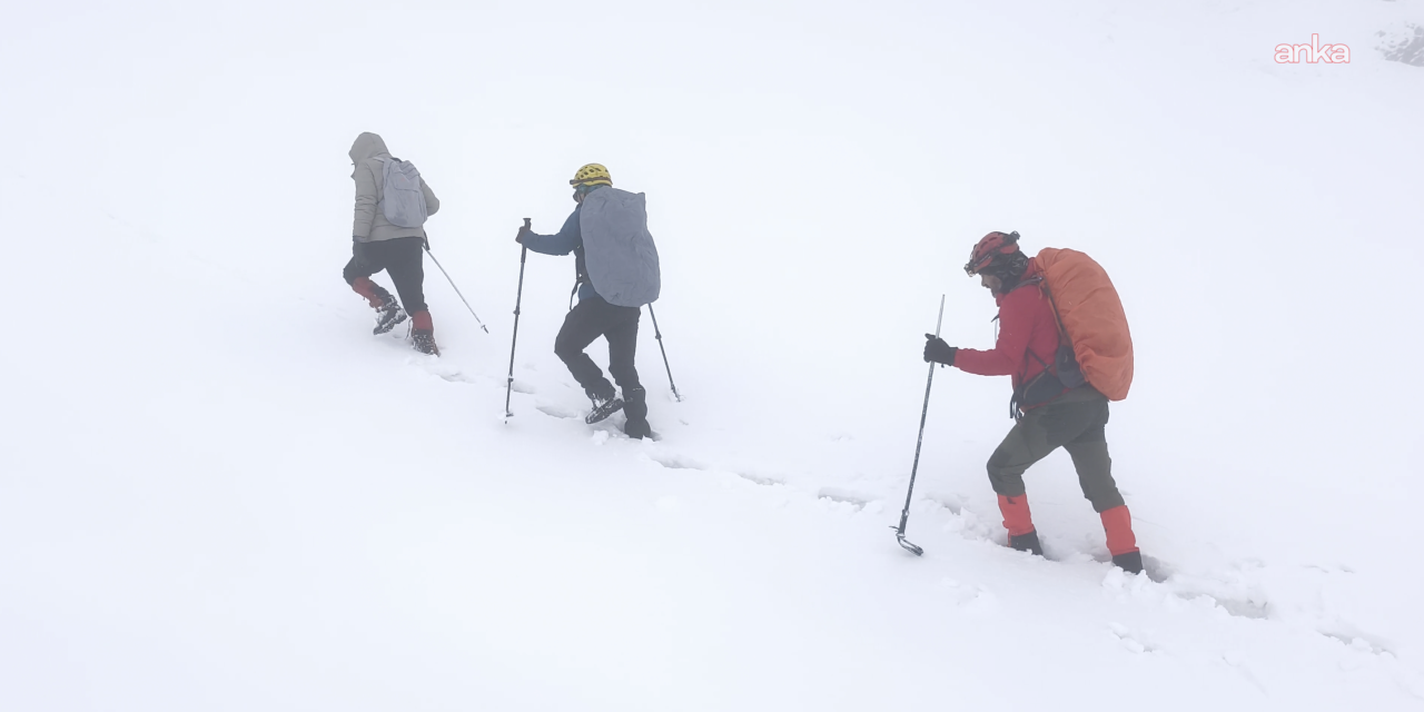 Hızır Ayında zirvede dilek dilemek için kar fırtınasına rağmen Düzgün Baba Dağı’na tırmandılar
