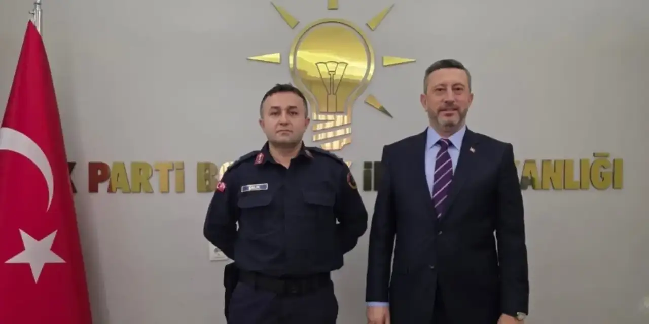 Yıl 2026 Türkiye: Binbaşı üniformasını giydi, AK Parti binasını ziyaret etti