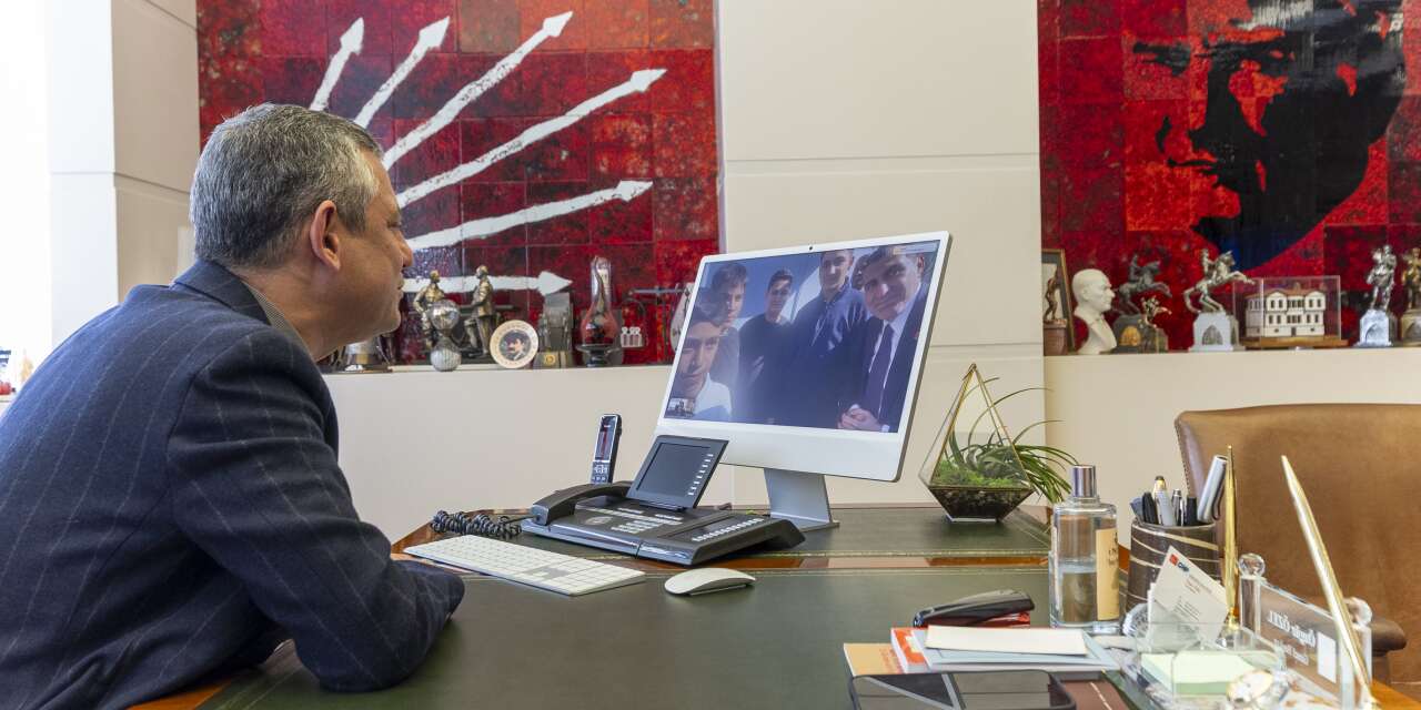 Özel, Atatürk büstünü koruyan Adanalı gençlerle görüştü: "İzlerken gözyaşlarımı tutamadım"