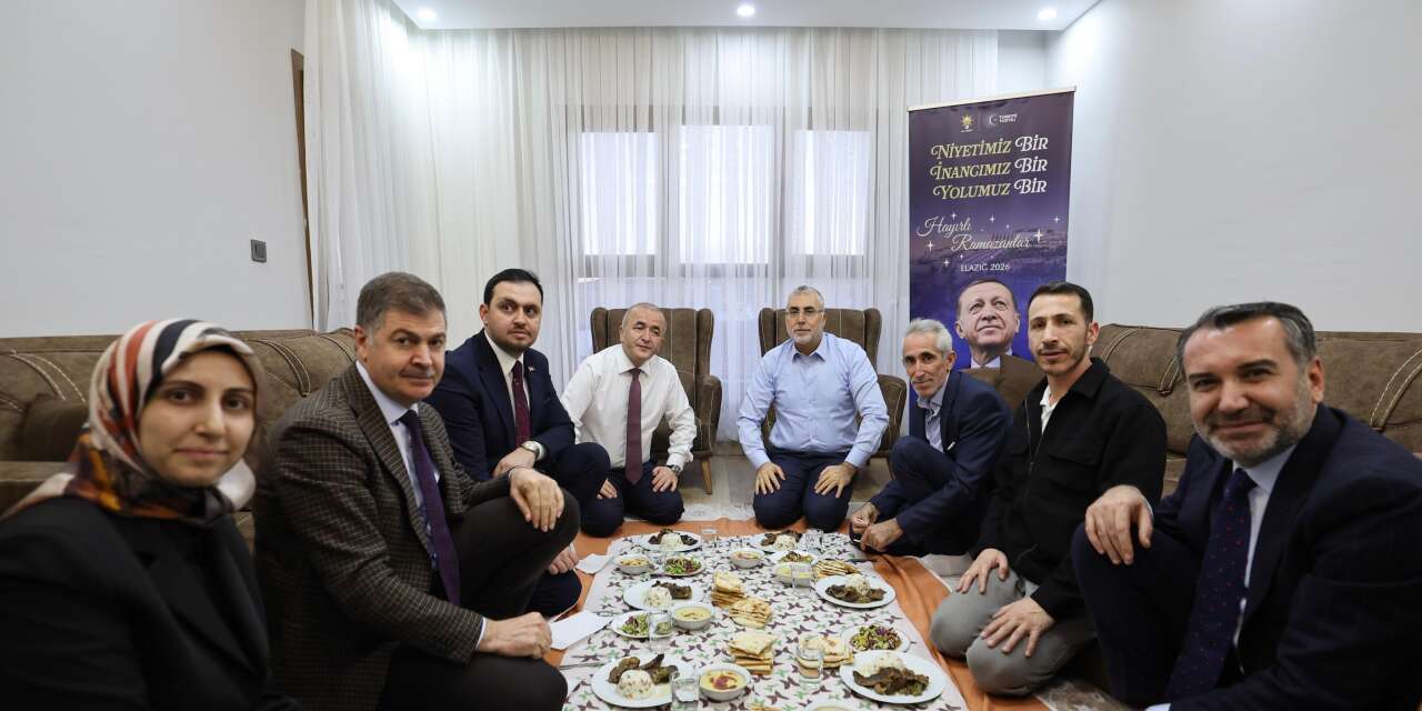 Yıl 2026, yer sofrası, iftar ve reklam panosu: Bakan Işıkhan reklam panosuyla iftara katıldı