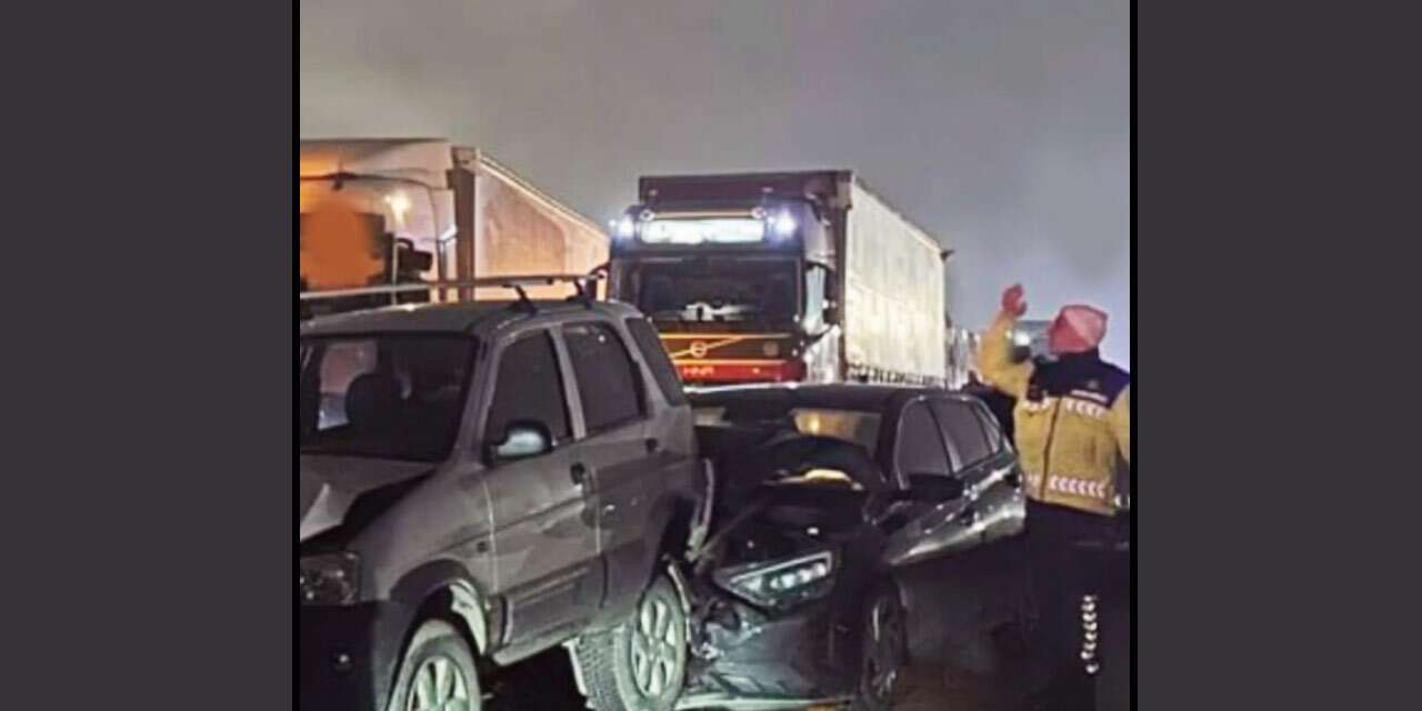 Sakarya’da 17 aracın karıştığı zincirleme kazanın altından ‘yakılan lastikler’ çıktı