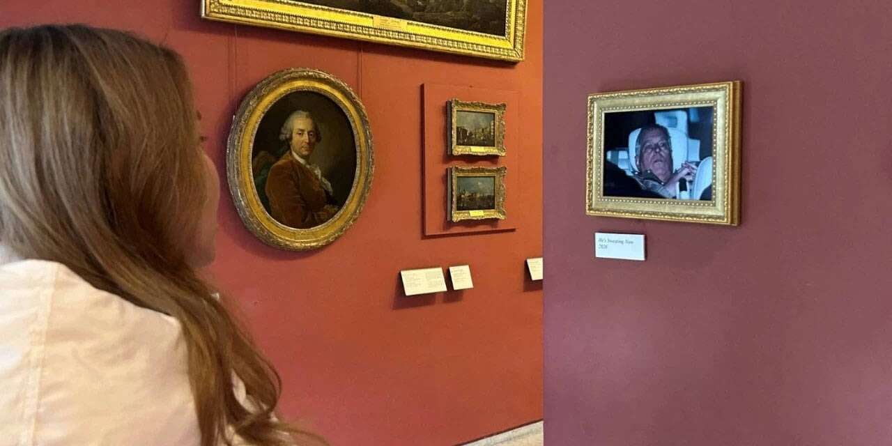 Prens Andrew'un gözaltı fotoğrafı Louvre'a asıldı