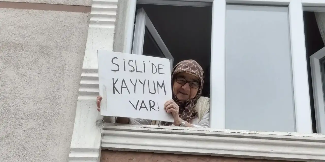 Şişli'de kayyıma protesto: Biriken çöplere 'Şişli'de kayyum var' yazıldı