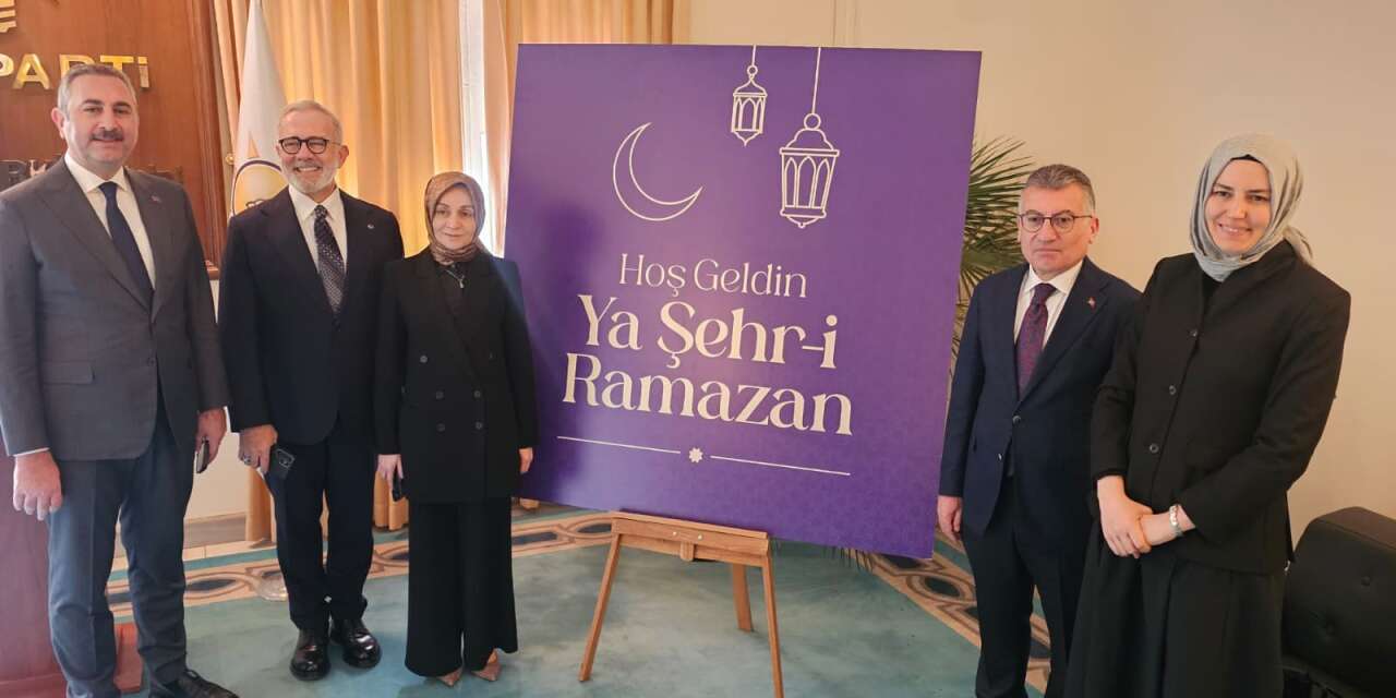 AK Parti grup koridorlarına Ramazan süslemesi yapıldı: AK Partili Yenişehirlioğlu ilahi okudu