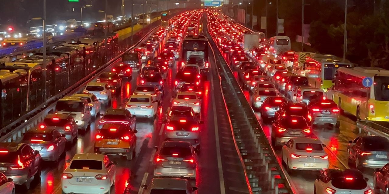 İstanbul'da iftar öncesi trafik çilesi: Yoğunluk yüzde 83'e ulaştı