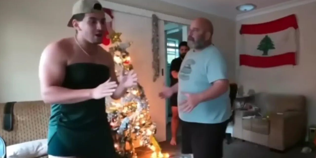 Kadın kıyafetiyle görünce çılgına döndü: Oğlunu canlı yayında tekme tokat dövdü