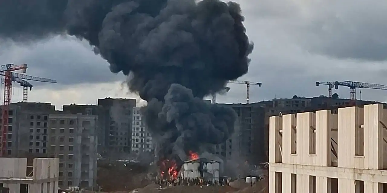 Tuzla'da korkutan yangın: İşçilerin kaldığı konteynerler alev içinde