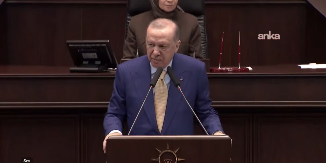 Erdoğan grup toplantısında kürsüde: Kabe'de hacılar hu der Allah