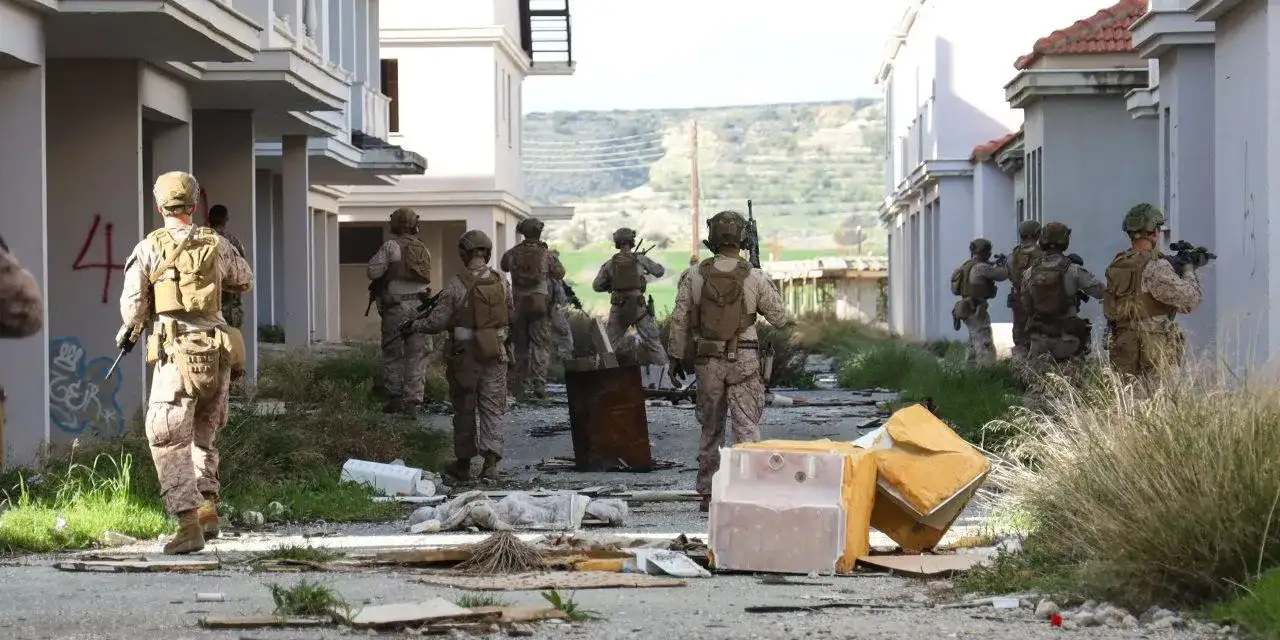ABD askerleri Kıbrıs’ta eline silahı aldı