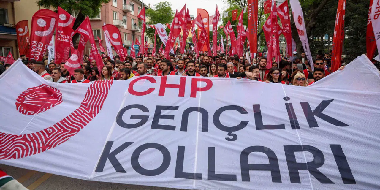 İmamoğlu’nun pankartını asmak suç gerekçesi oldu! CHP Gençlik Kolları yöneticisi gözaltına alındı