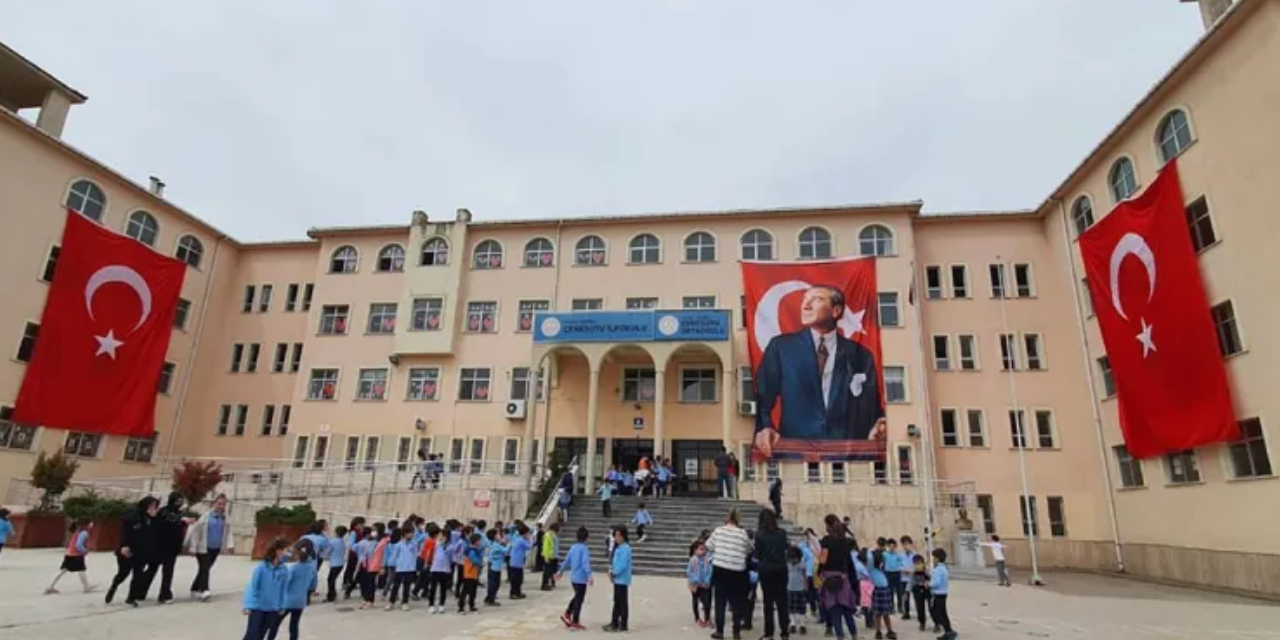 ‘İlahili' zile tepki gösteren veli gözaltına alınmıştı… Çocuğuna akran zorbalığı iddiası!