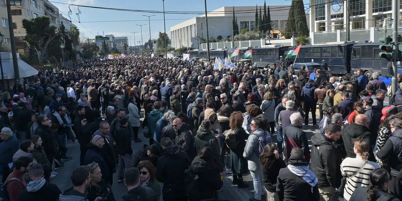 ABD ve İsrail'e karşı tepkiler yükseliyor: Yunanistan'da binler elçiliklere yürüdü