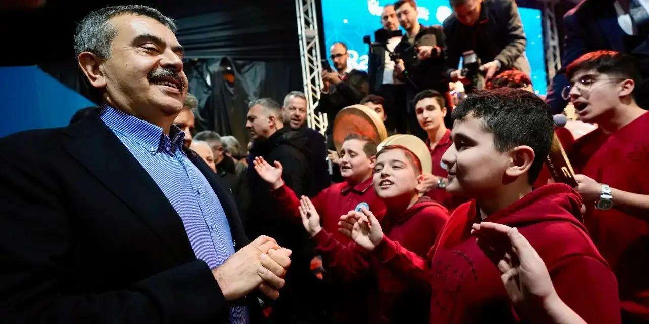 Bakan Yusuf Tekin'i davet eden çocuklara ‘Kabe'de Hacılar’ okutuyor