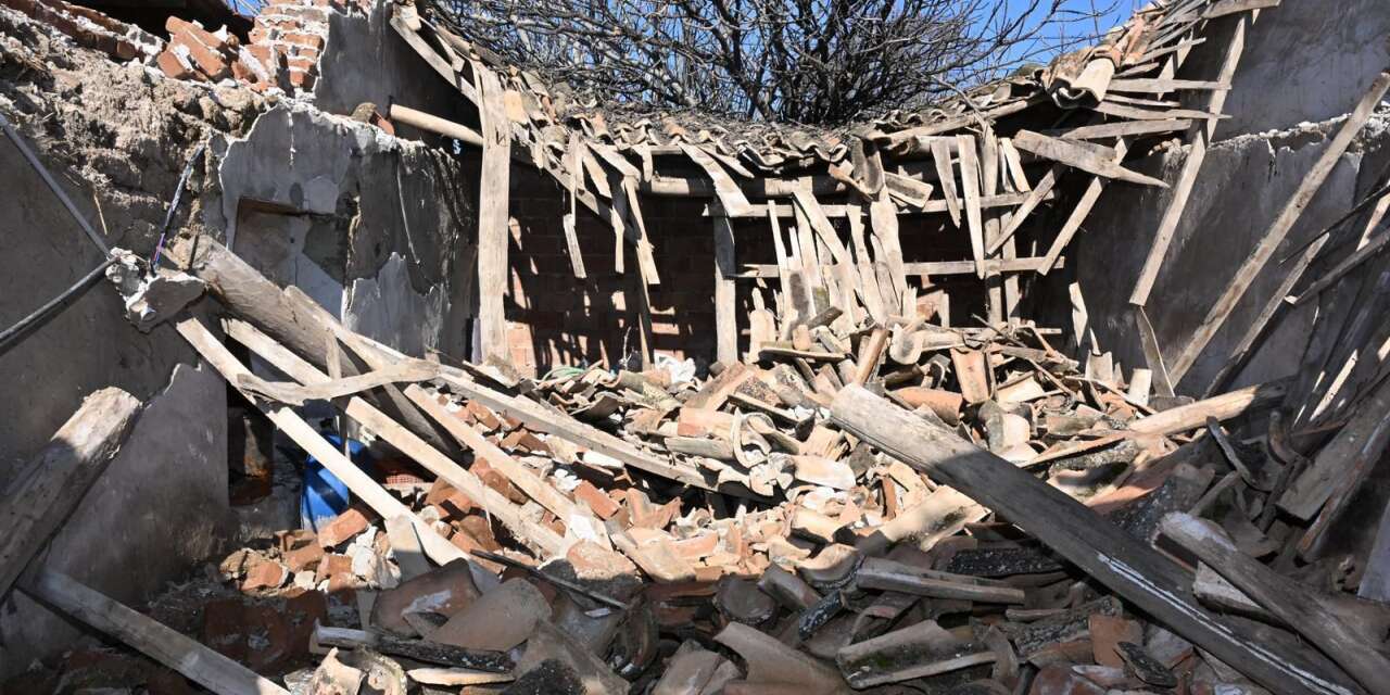 Manisa'da şiddetli yağmur evlerini yıktı, Büyükşehir konteyner kurdu