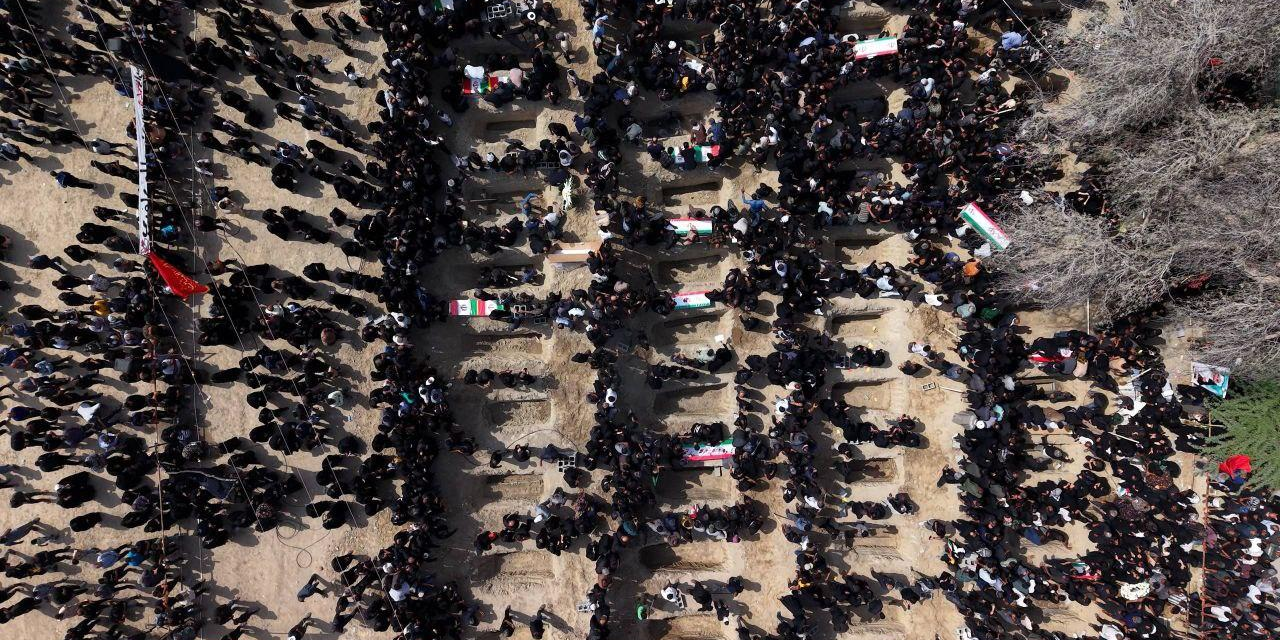 Okul saldırısında katledildiler: İran'da 165 çocuk, yan yana defnedildi