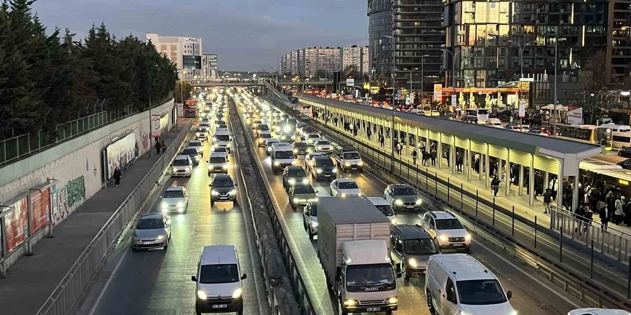 İstanbul'da iftar öncesi trafik yoğunluğu yüzde 89'a ulaştı