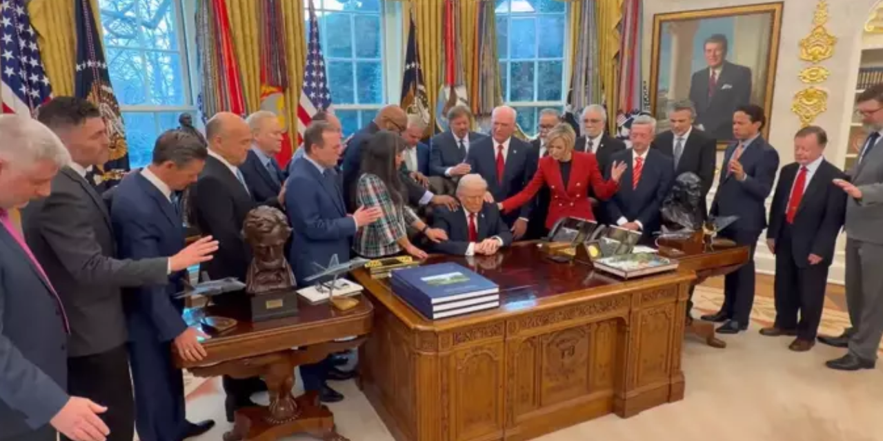 Beyaz Saray'da ilginç anlar: Trump için toplanıp dua ettiler