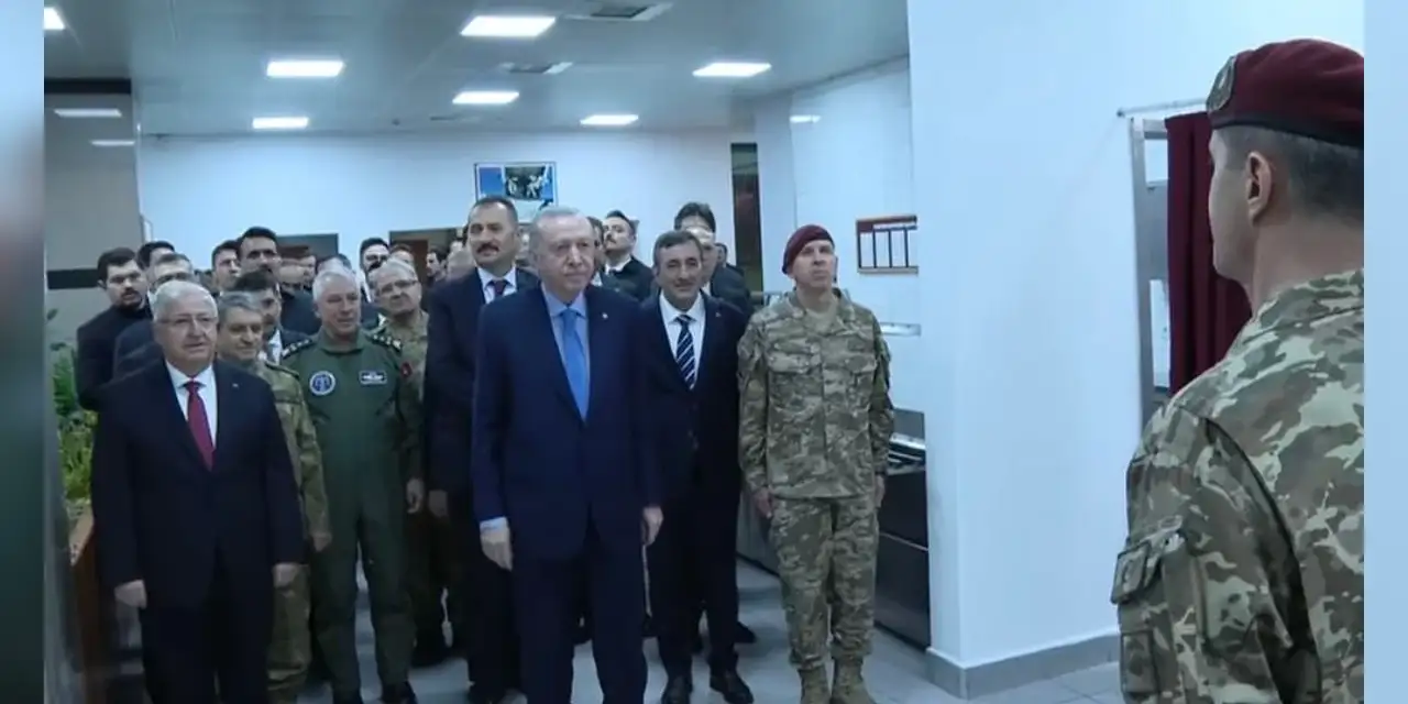 Bordo berelilerle iftarda gözden kaçan detay: Erdoğan’ı karşılayan General neden 3 yıl hapis yattı?