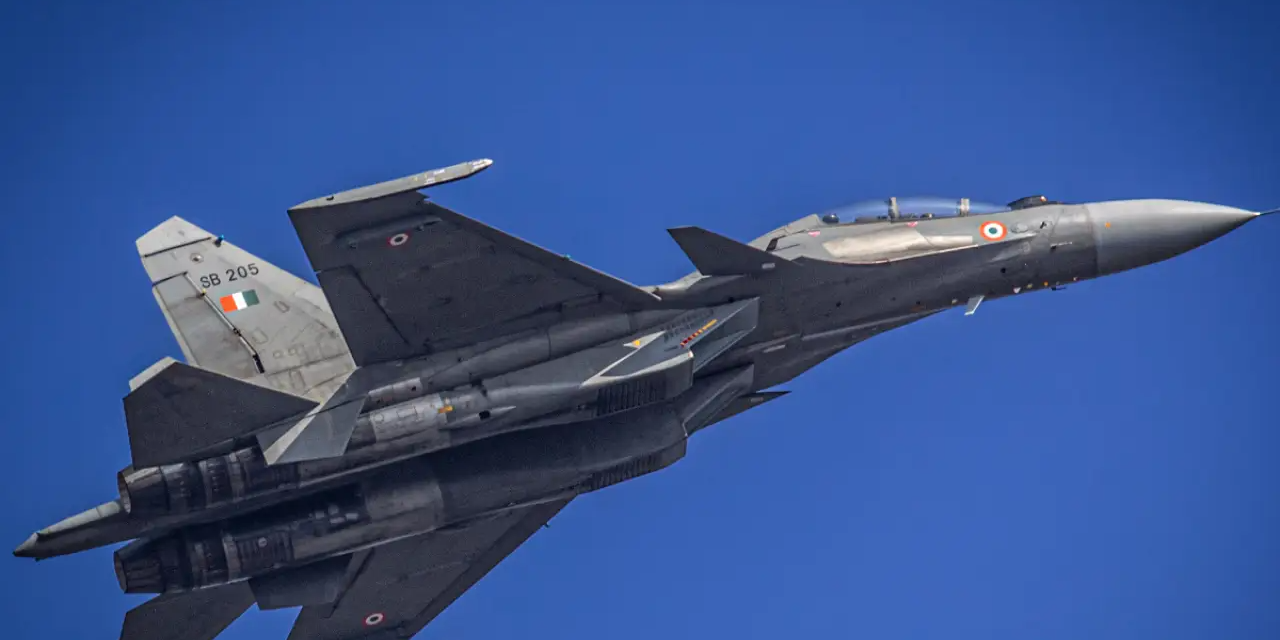 Hindistan'da savaş uçağı düştü