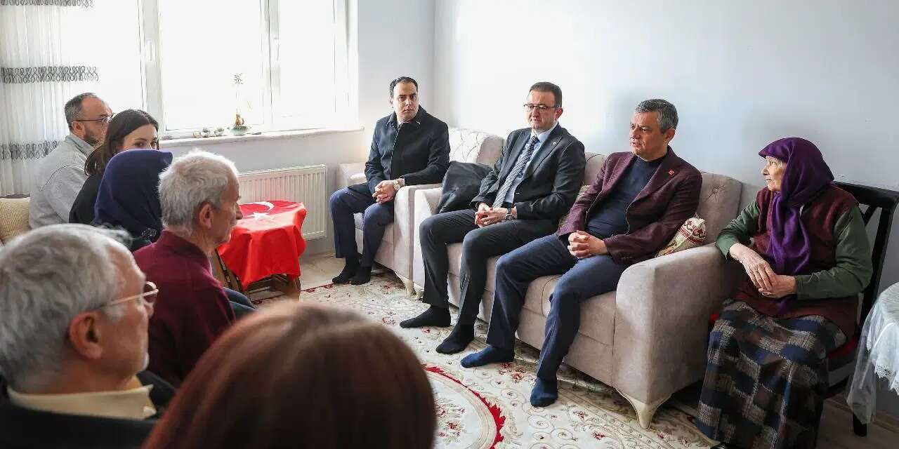 Özgür Özel'den öğretmen Fatma Nur Çelik’in ailesine taziye ziyareti