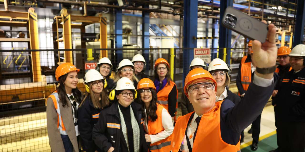 Bozbey’den fabrikada çalışan kadınlara 8 Mart ziyareti