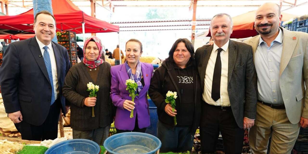 Manisa’da 8 Mart’ta kadınlara çiçek dağıtıldı