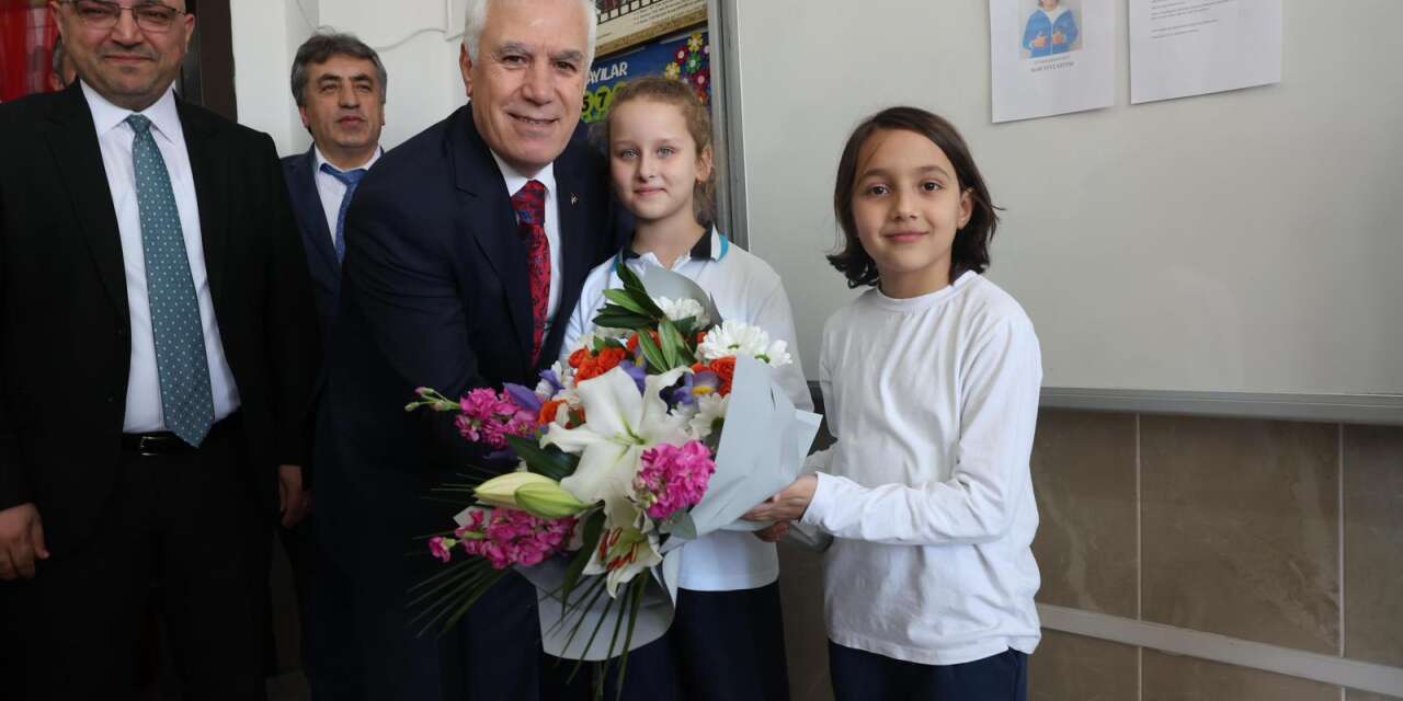 Sınıf başkanı oldu, sözünü tuttu: Bursa Büyükşehir Belediye Başkanı Bozbey'i sınıfa getirdi