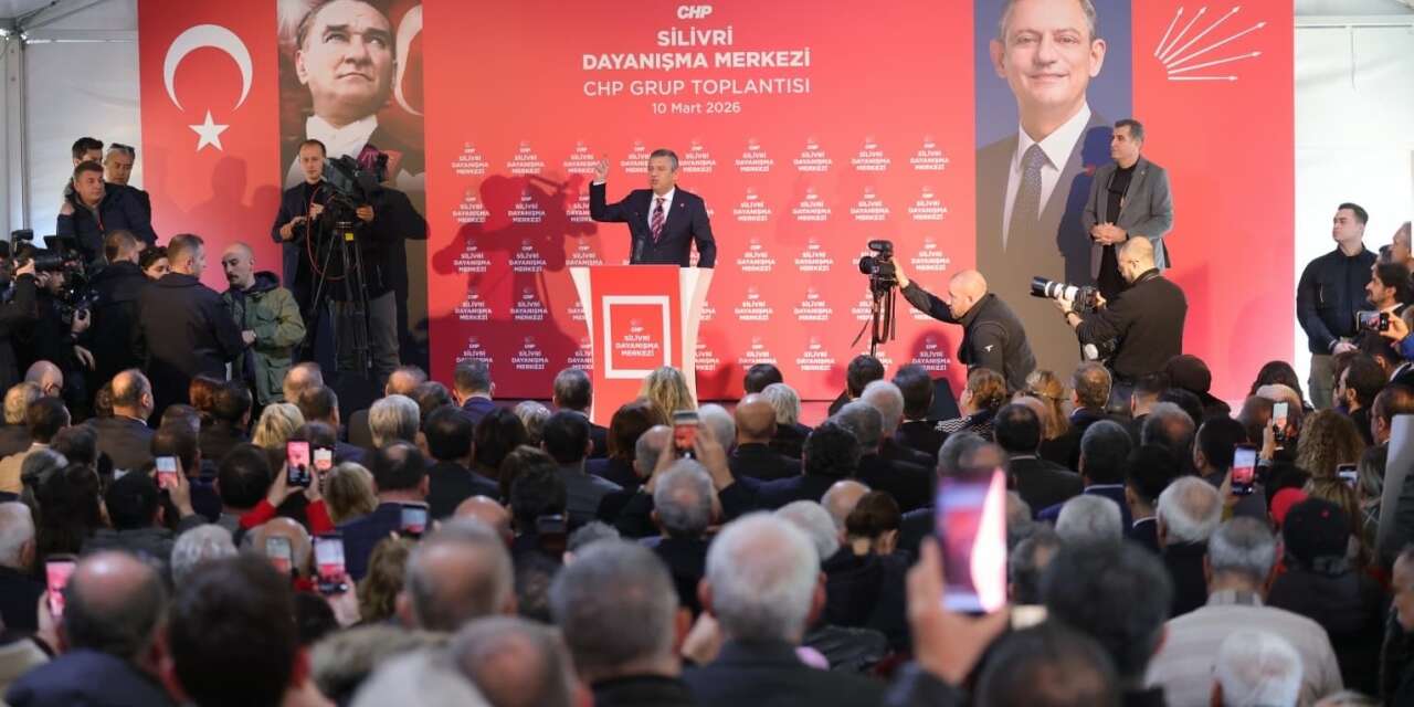 CHP lideri Özgür Özel Silivri’de kürsüde Gazete Pencere'nin manşetini anlattı