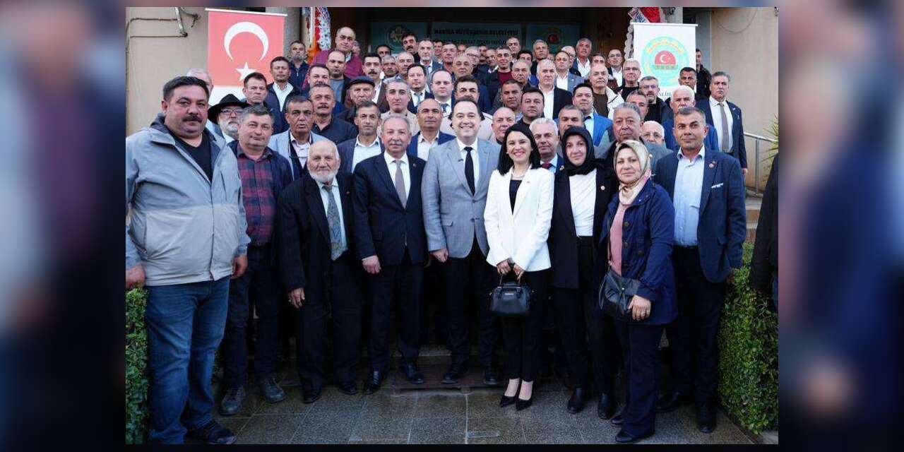 Salihli’de iftar sofrası kuruldu, yüzlerce kişi aynı masada buluştu