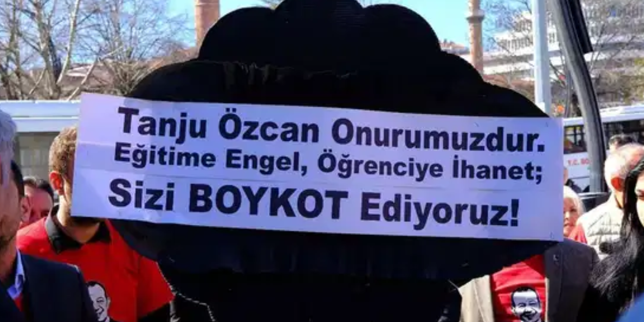 Bolu'da 'Tanju Özcan' protestosu: Zincir marketlere siyah çelenk bıraktılar