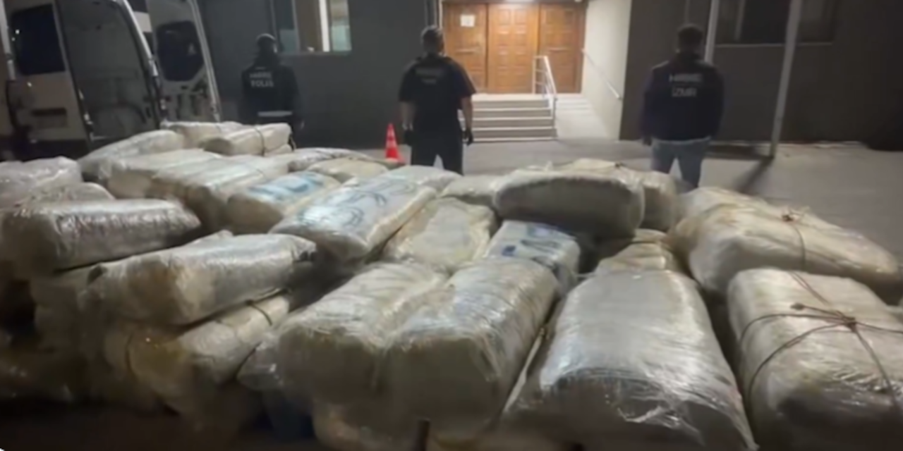 İzmir'de operasyon: 1 tonun üzerinde uyuşturucu ele geçirildi