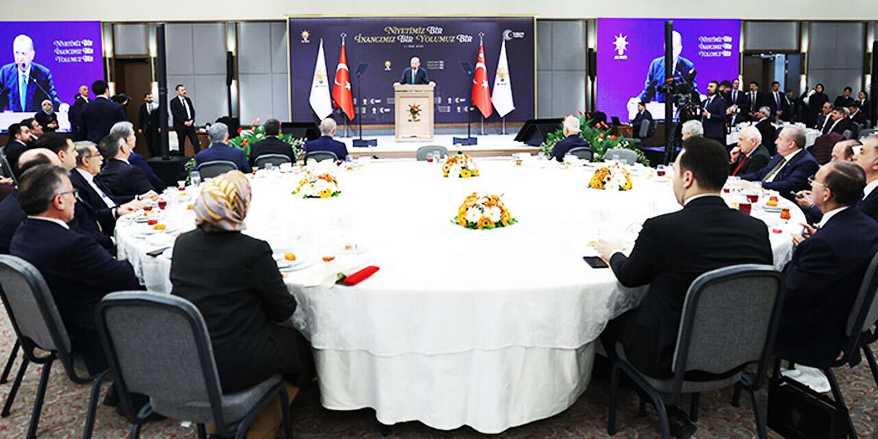 Erdoğan’ın AK Partili eski vekillerle iftarında gerilim!