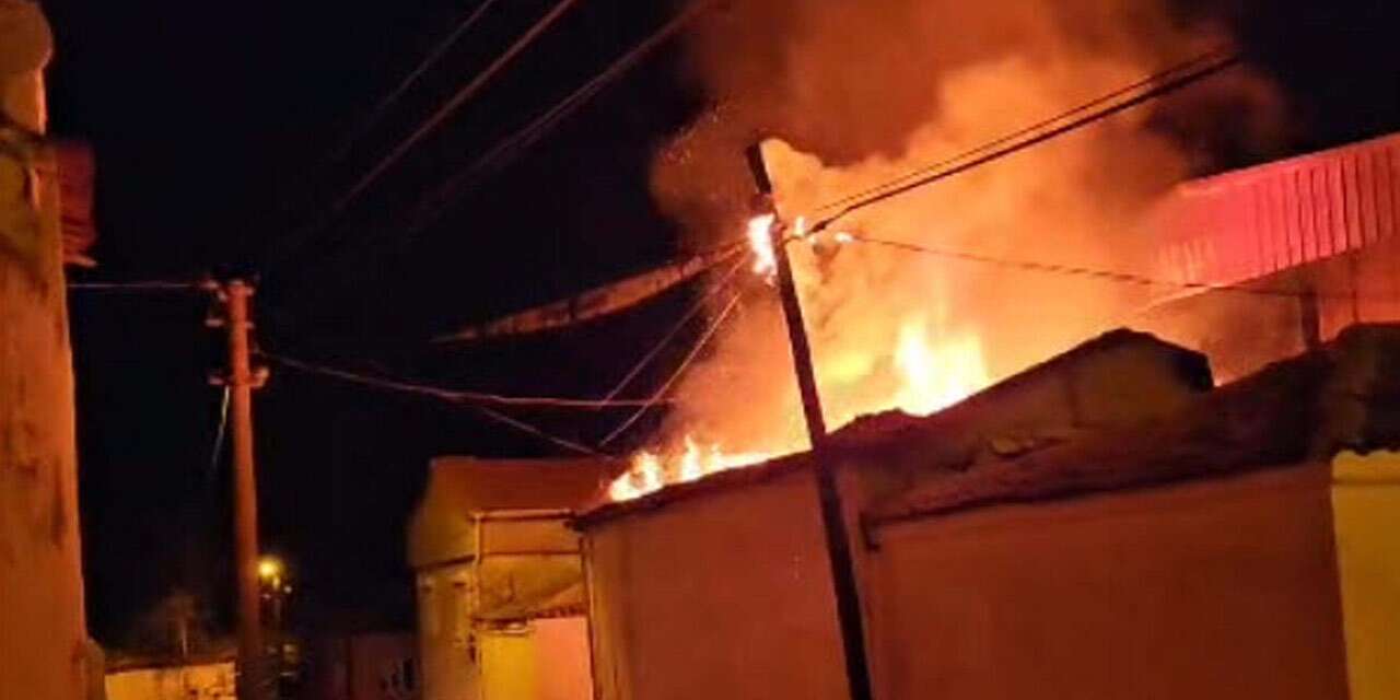 Dede ve nenesi uyurken ahşap evi yakıp altın dişlerini sökmüşler