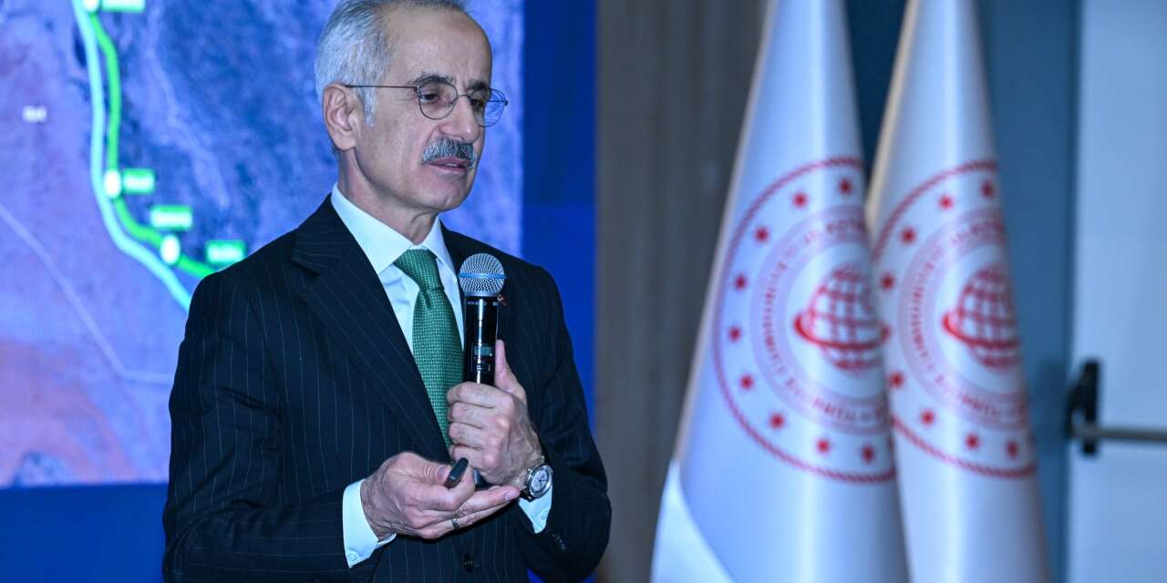 Uraloğlu duyurdu: Türk sahipli gemi Hürmüz Boğazı'ndan geçti