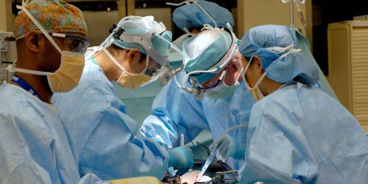 Olay ameliyat sırasında gerçekleşti: Neşterle birbirine saldırdılar!