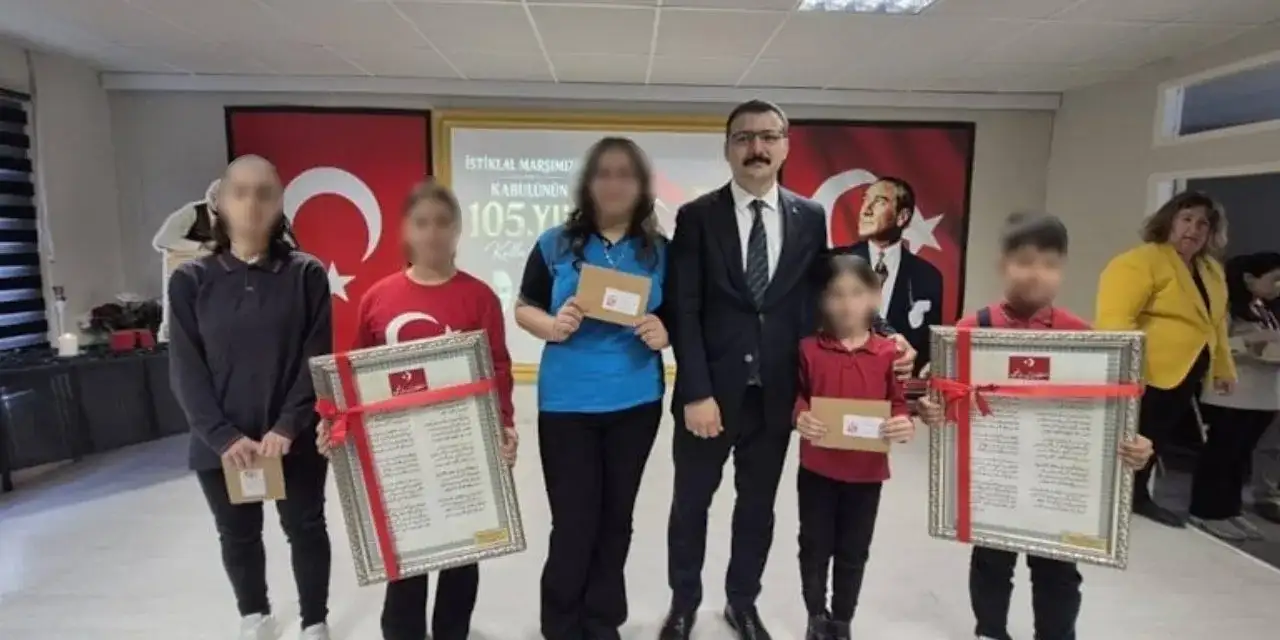 Kaymakam ‘Arapça yazılmış İstiklal Marşı’ hediye etti!