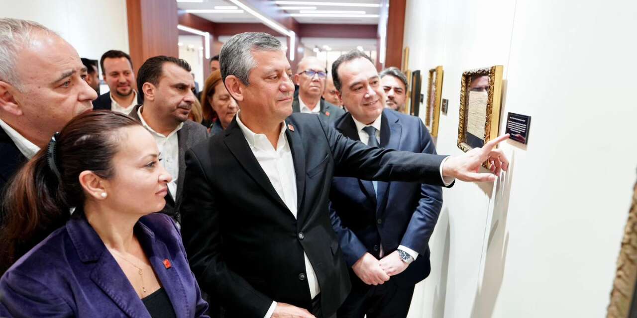 Özgür Özel, Manisa’da “Sarışın bir kurt: Mustafa Kemal Atatürk” sergisini gezdi