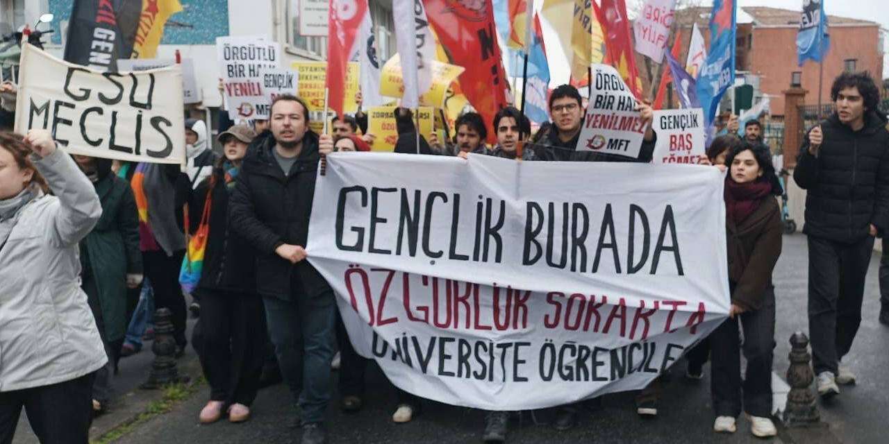 19 Mart'ın yıl dönümü: 'Barikatı yıkan' öğrenciler Beyazıt'a yürüdü