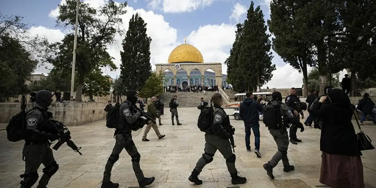 Kudüs'te gergin bayram: Bayram namazı kılmak isteyen Filistinlilere İsrail askeri saldırdı